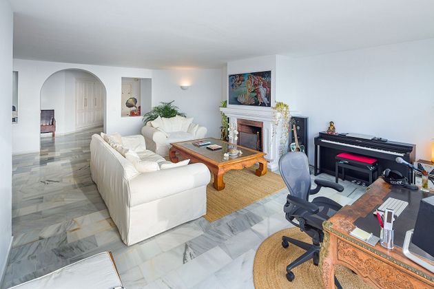 Foto 2 de Venta de piso en Puerto Banús de 2 habitaciones con garaje y aire acondicionado