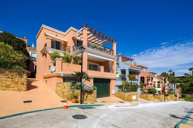 Foto 1 de Casa en venta en Nueva Andalucía centro de 4 habitaciones con terraza y piscina