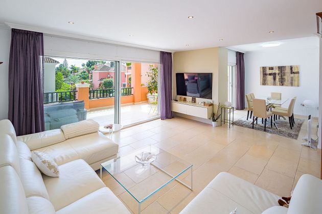 Foto 2 de Casa en venta en Nueva Andalucía centro de 4 habitaciones con terraza y piscina