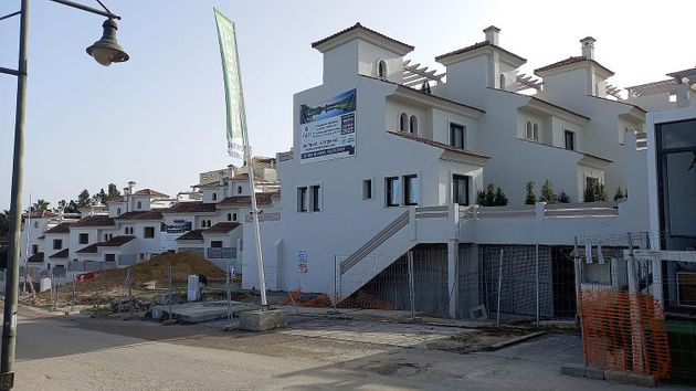Foto 1 de Casa adosada en venta en urbanización Cimas del Paraiso de 3 habitaciones con terraza y piscina