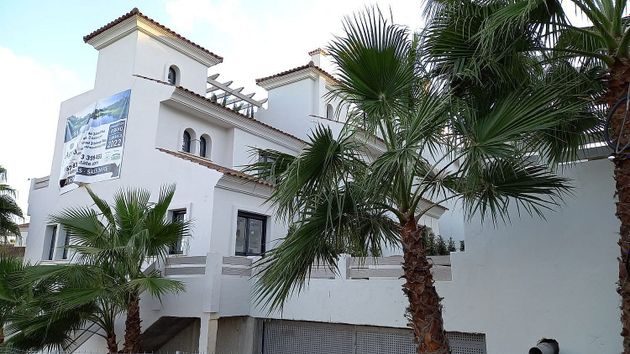 Foto 2 de Casa adossada en venda a urbanización Cimas del Paraiso de 3 habitacions amb terrassa i piscina