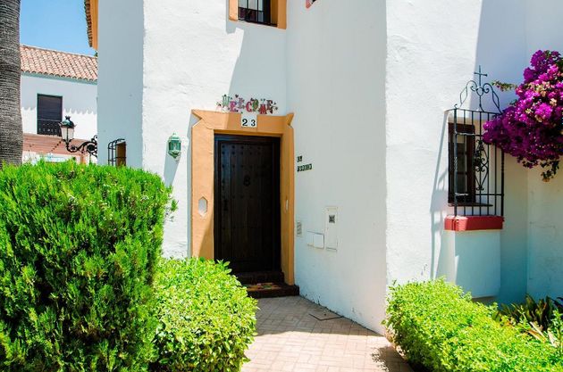 Foto 1 de Casa adosada en venta en calle Pueblo de Guadalmina de 2 habitaciones con terraza y piscina