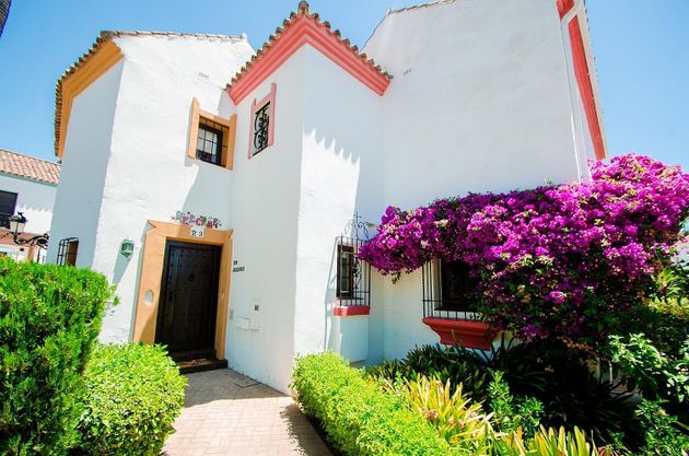 Foto 2 de Casa adossada en venda a calle Pueblo de Guadalmina de 2 habitacions amb terrassa i piscina