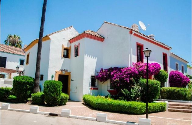 Foto 1 de Casa adossada en venda a urbanización Lugar Guadalmina Baja de 2 habitacions amb terrassa i piscina