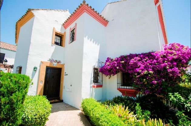 Foto 1 de Casa adossada en venda a urbanización Pueblo Guadalmina de 2 habitacions amb terrassa i piscina