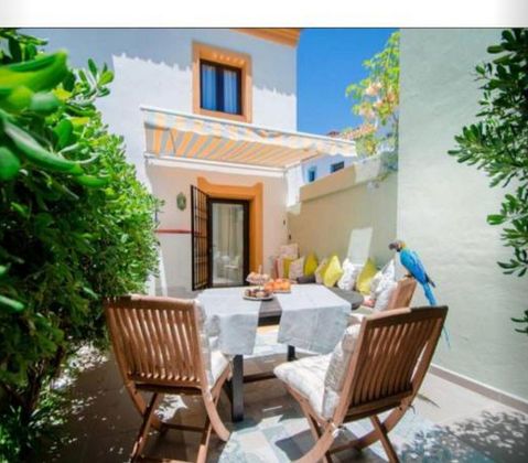 Foto 2 de Casa adossada en venda a urbanización Pueblo Guadalmina de 2 habitacions amb terrassa i piscina