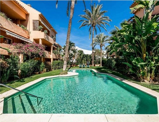 Foto 1 de Venta de ático en urbanización Lugar Lomas de Marbella Club de 4 habitaciones con terraza y piscina
