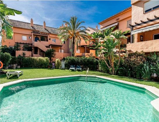 Foto 2 de Venta de ático en urbanización Lugar Lomas de Marbella Club de 4 habitaciones con terraza y piscina