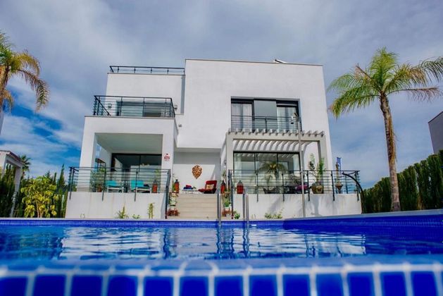 Foto 1 de Xalet en lloguer a El Padrón - El Velerín - Voladilla de 4 habitacions amb terrassa i piscina