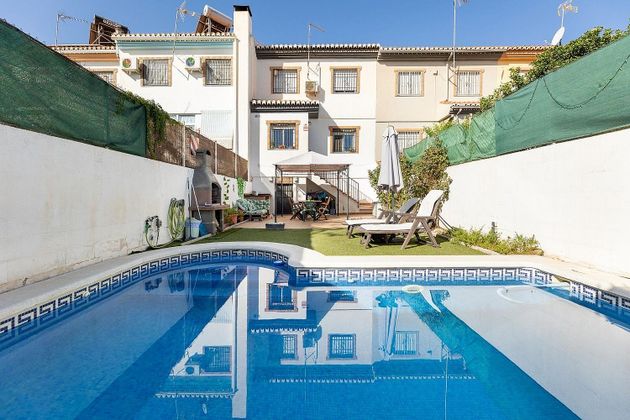 Foto 2 de Casa en venda a calle Rosalia de Castro de 3 habitacions amb piscina i jardí