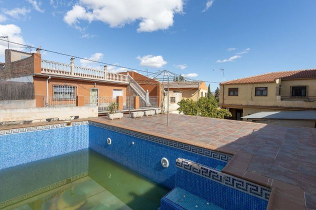 Foto 1 de Venta de casa en calle Federica Montseny de 5 habitaciones con terraza y piscina