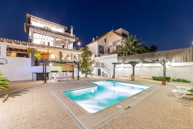 Foto 2 de Xalet en venda a calle Charinas de 3 habitacions amb terrassa i piscina