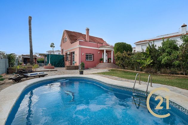 Foto 1 de Xalet en venda a San Luis de Sabinillas de 8 habitacions amb terrassa i piscina