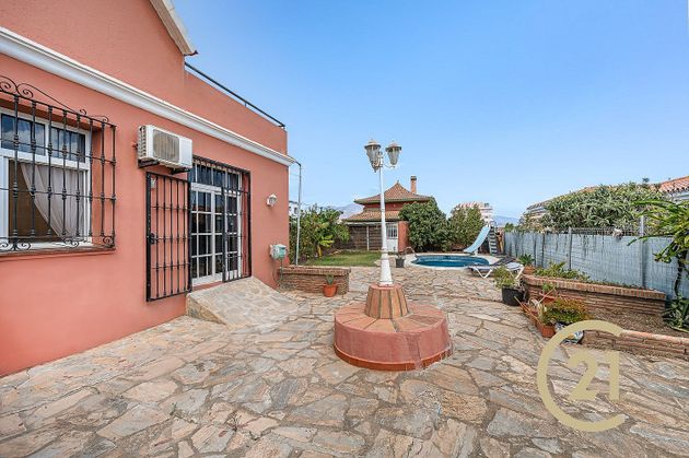 Foto 2 de Xalet en venda a San Luis de Sabinillas de 8 habitacions amb terrassa i piscina