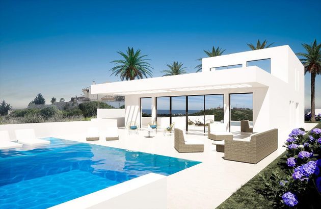 Foto 1 de Chalet en venta en Casares de 4 habitaciones con terraza y piscina