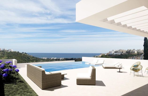 Foto 2 de Chalet en venta en Casares de 4 habitaciones con terraza y piscina