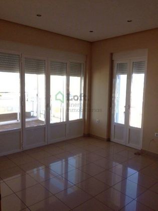 Foto 2 de Ático en alquiler en Santa Marina - La Paz de 2 habitaciones con terraza y aire acondicionado