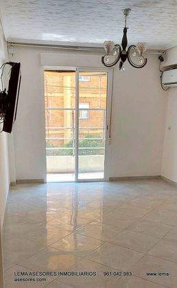 Foto 1 de Venta de piso en calle De Pedro Cabanes de 3 habitaciones con balcón y aire acondicionado