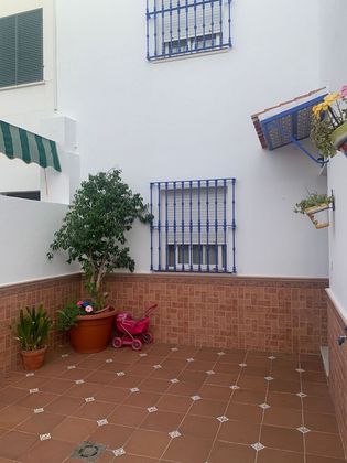 Foto 1 de Venta de casa adosada en Aznalcázar de 4 habitaciones con terraza y balcón