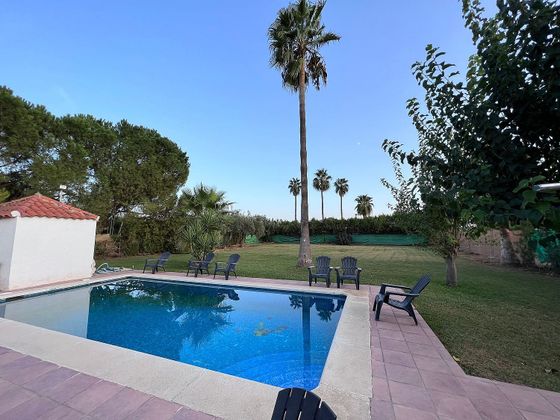 Foto 1 de Xalet en venda a Carmona de 6 habitacions amb piscina i jardí