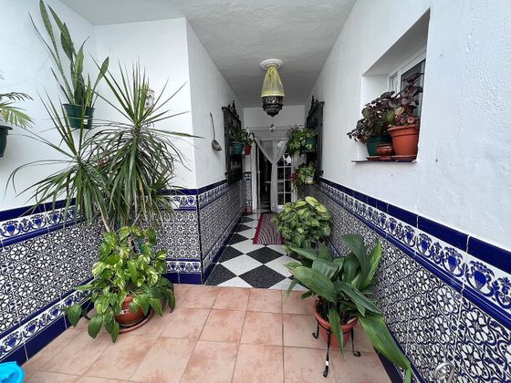 Foto 1 de Casa adossada en venda a Mairena del Alcor de 4 habitacions amb terrassa i jardí