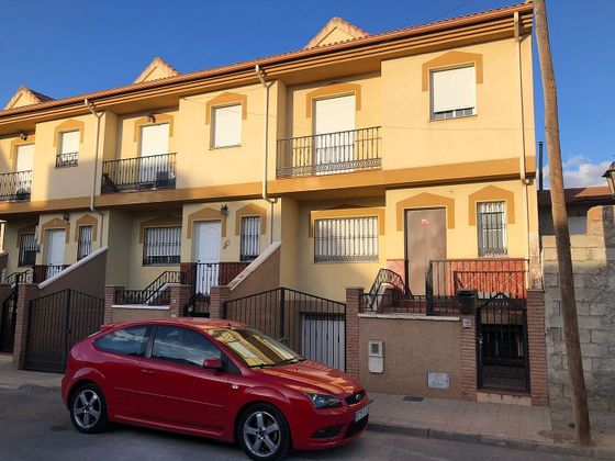 Foto 1 de Venta de casa adosada en calle Miguel Servet de 3 habitaciones con terraza y piscina