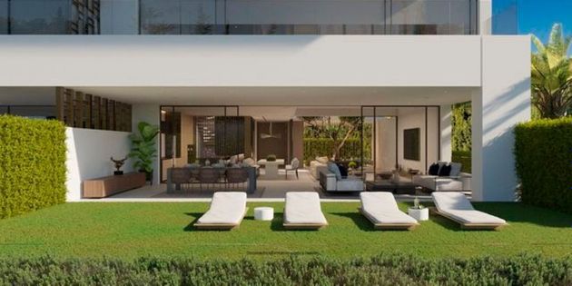Foto 2 de Casa en venta en urbanización Atalaya Río Verde de 3 habitaciones con terraza y piscina