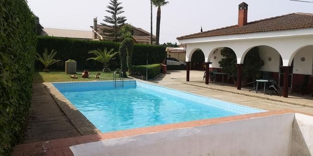 Foto 1 de Xalet en venda a Montequinto de 3 habitacions amb piscina i jardí