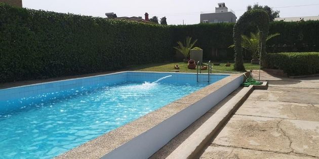 Foto 2 de Xalet en venda a Montequinto de 3 habitacions amb piscina i jardí