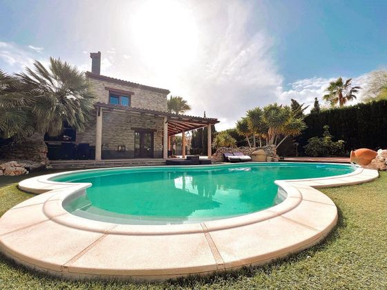 Foto 1 de Chalet en venta en Petrer de 5 habitaciones con terraza y piscina