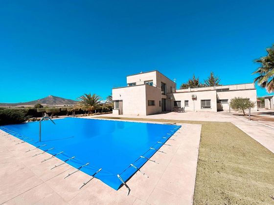 Foto 2 de Xalet en venda a Yecla de 5 habitacions amb terrassa i piscina