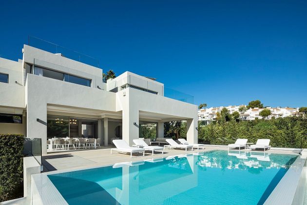 Foto 1 de Casa adossada en venda a calle Haza del Conde de 5 habitacions amb terrassa i piscina