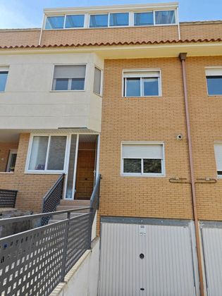 Foto 1 de Casa en venda a calle Sádaba de 4 habitacions amb terrassa i piscina
