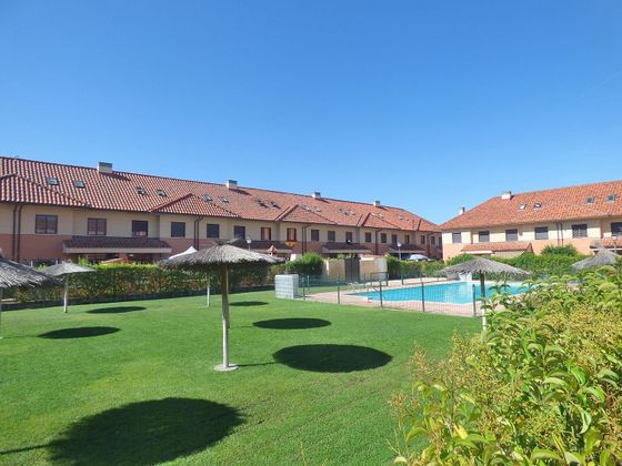 Foto 1 de Casa en venta en Viana de Cega de 4 habitaciones con terraza y piscina