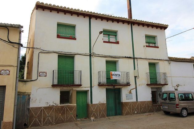 Foto 1 de Casa adossada en venda a calle Huesca de 8 habitacions amb terrassa i jardí
