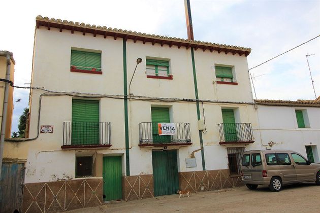 Foto 2 de Casa adossada en venda a calle Huesca de 8 habitacions amb terrassa i jardí