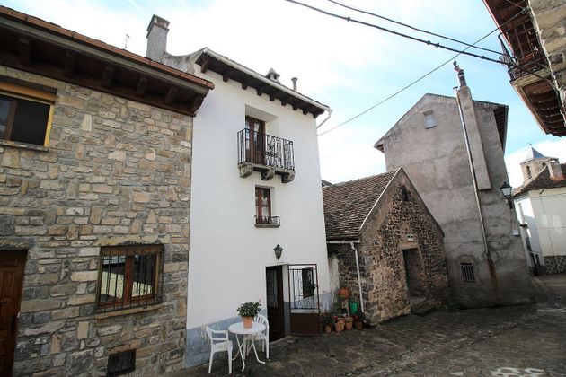 Foto 2 de Casa adosada en venta en calle Tortuosa de 3 habitaciones con garaje y jardín
