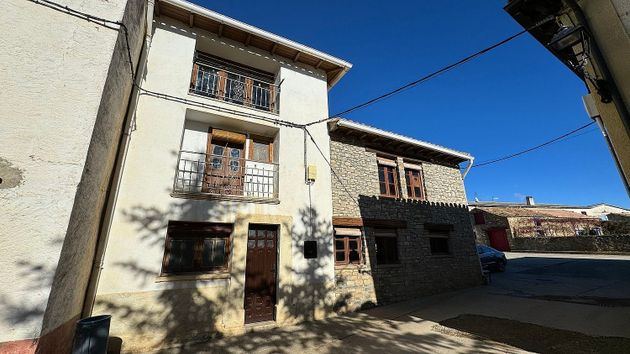 Foto 2 de Casa adossada en venda a calle Las Escuelas de 6 habitacions amb terrassa i jardí