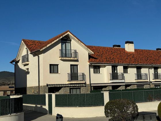 Foto 1 de Casa adosada en venta en calle Pirineos de 5 habitaciones con terraza y piscina