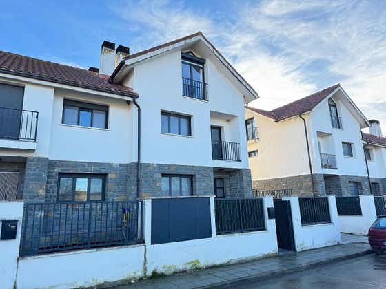 Foto 2 de Casa adossada en venda a calle Pirineos de 5 habitacions amb terrassa i piscina