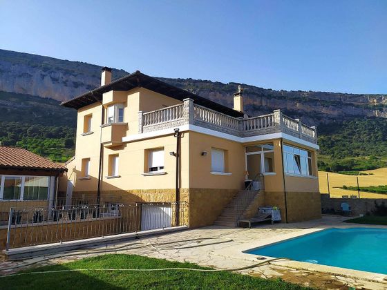 Foto 1 de Chalet en venta en Ciriza de 4 habitaciones con terraza y piscina