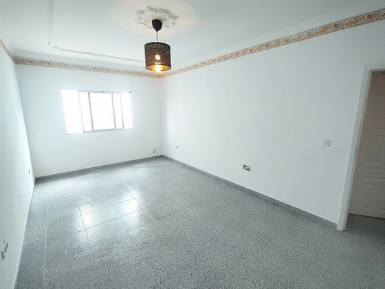 Foto 2 de Venta de piso en calle Pamplona de 3 habitaciones y 105 m²