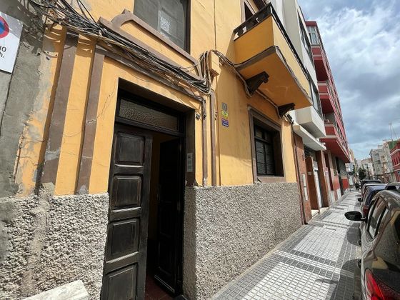 Foto 1 de Casa adosada en venta en calle Ángel Guimerá de 6 habitaciones con terraza