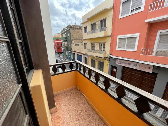 Foto 2 de Casa adosada en venta en calle Ángel Guimerá de 6 habitaciones con terraza