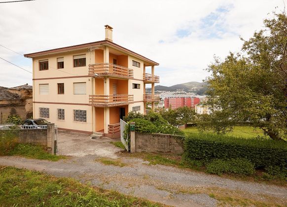 Foto 1 de Xalet en venda a Viveiro de 9 habitacions amb terrassa i jardí
