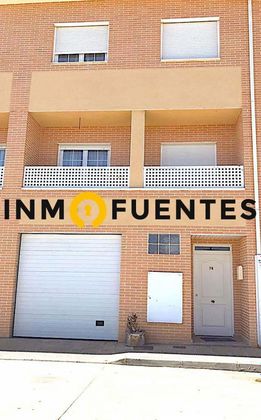 Foto 1 de Casa en venda a Fuentes de Ebro de 4 habitacions amb terrassa i garatge