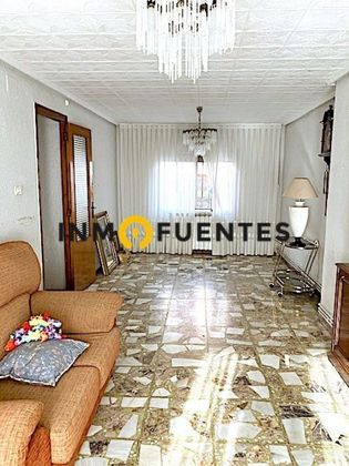 Foto 2 de Venta de casa en Fuentes de Ebro de 5 habitaciones con calefacción
