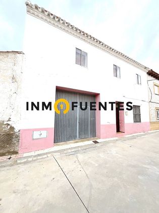 Foto 1 de Venta de casa en Fuentes de Ebro de 6 habitaciones con garaje y jardín