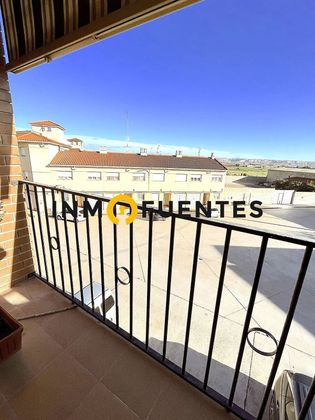 Foto 1 de Venta de piso en Fuentes de Ebro de 3 habitaciones con balcón y aire acondicionado