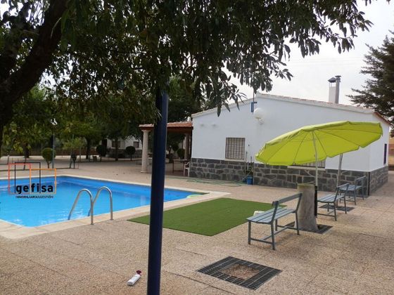 Foto 2 de Chalet en venta en Valdepeñas de 2 habitaciones con piscina y jardín